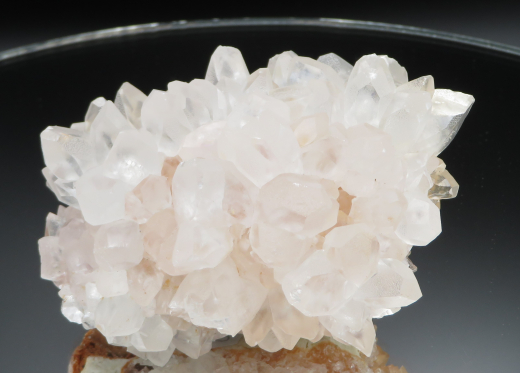 Dogtooth-Calcit Igel weiß/rosa, floureszierend, 375g, Indonesien