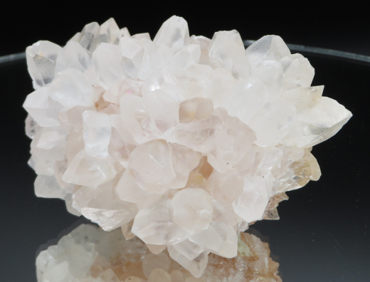 Dogtooth-Calcit Igel weiß/rosa, floureszierend, 375g, Indonesien