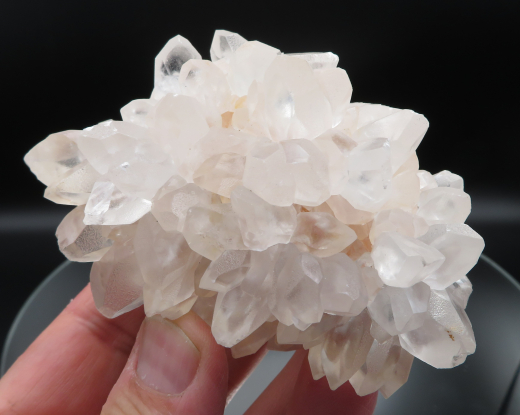 Dogtooth-Calcit Igel weiß/rosa, floureszierend, 375g, Indonesien