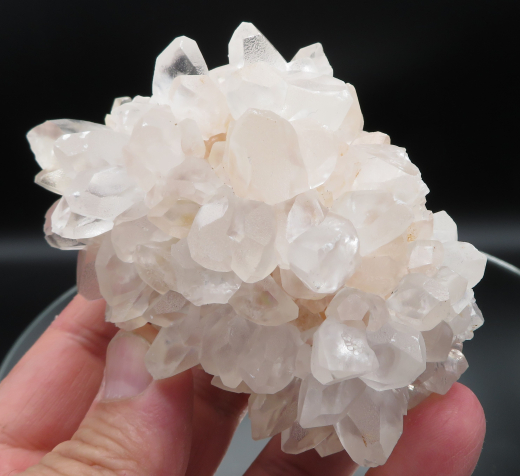 Dogtooth-Calcit Igel weiß/rosa, floureszierend, 375g, Indonesien