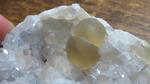 Fluorit-Kugeln gelb auf Quarz, violett fluoreszierend, 95 x 73mm, Jalgaon / Indien