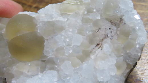 Fluorit-Kugeln gelb auf Quarz, violett fluoreszierend, 95 x 73mm, Jalgaon / Indien