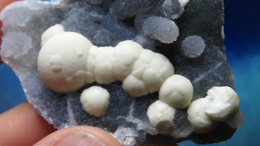 Fluorit-Kugeln elfenbeinfarben auf Chalcedon, 70 x 60mm, Puna / Indien