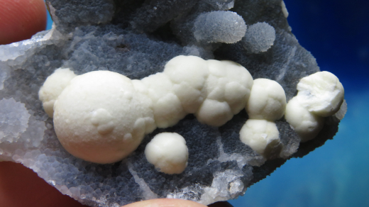 Fluorit-Kugeln elfenbeinfarben auf Chalcedon, 70 x 60mm, Puna / Indien