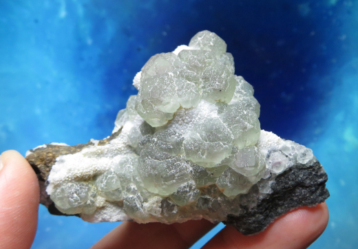 Fluorit auf weißem Quarz, fluoresziert blau, 85 x 50mm, Wushan / China