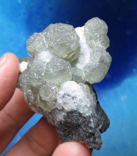 Fluorit auf weißem Quarz, fluoresziert blau, 85 x 50mm, Wushan / China