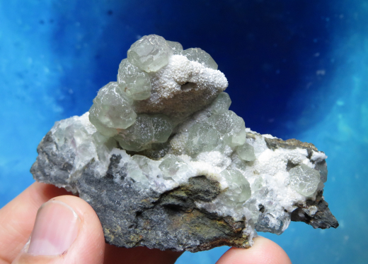 Fluorit auf weißem Quarz, fluoresziert blau, 85 x 50mm, Wushan / China