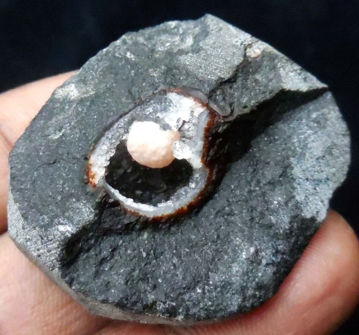 Fluorit Kugel rosa, in kleiner Chacedon-Druse, 35 x 40mm, Jalgaon / Indien