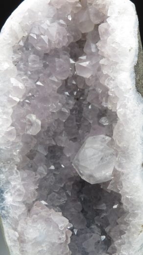 Kristalldruse aus blassem Amethyst + einem Doppelender-Apophylit! 562g , Indien