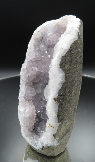 Kristalldruse aus blassem Amethyst + einem Doppelender-Apophylit! 562g , Indien