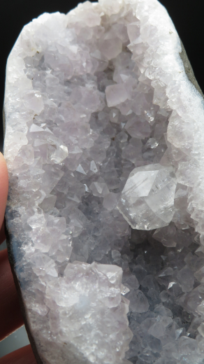 Kristalldruse aus blassem Amethyst + einem Doppelender-Apophylit! 562g , Indien