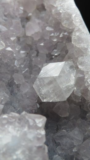 Kristalldruse aus blassem Amethyst + einem Doppelender-Apophylit! 562g , Indien