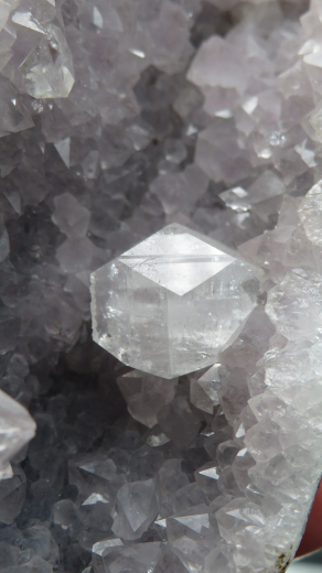 Kristalldruse aus blassem Amethyst + einem Doppelender-Apophylit! 562g , Indien