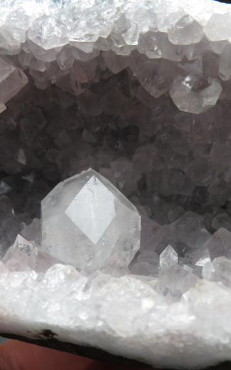 Kristalldruse aus blassem Amethyst + einem Doppelender-Apophylit! 562g , Indien