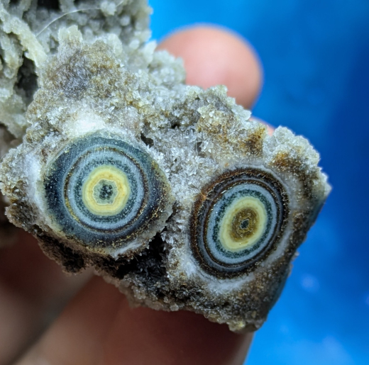 Prehnit auf bunten Stalaktiten 333g, Chalisgaon /Indien