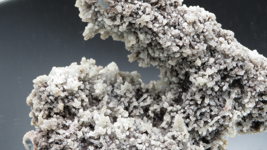 Prehnit auf bunten Stalaktiten 333g, Chalisgaon /Indien