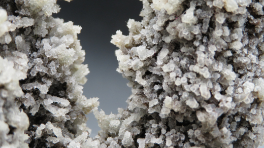 Prehnit auf bunten Stalaktiten 333g, Chalisgaon /Indien