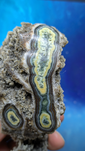 Prehnit auf bunten Stalaktiten 333g, Chalisgaon /Indien