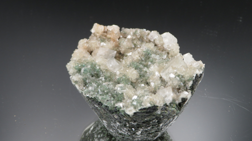 Klare Calcit-Rhomboeder auf Heulandit, 92g, Sakwa / Indien