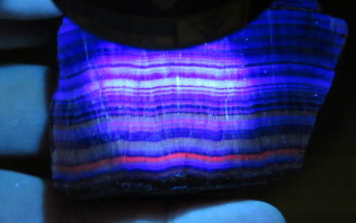 Fluorit gebändert, poliert, fluoresziert blau + rot!!!, 185g, Sulzbach / Deutschland!