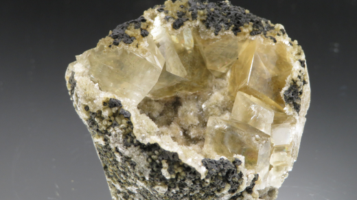 Gelbe Calcit Kristalle auf gelbem Heulandit, 100g, Sakwa / Indien