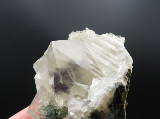 Großer Calcitkristall mit Inkluse wie Fellauf Matrix, Puna / Indien