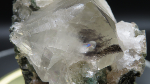 Großer Calcitkristall mit Inkluse wie Fellauf Matrix, Puna / Indien