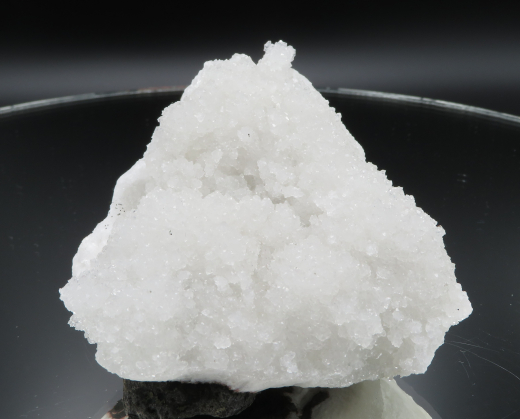 Schneeweiße Quarzkristalle auf Matrix, 240g, Wagholi / Indien