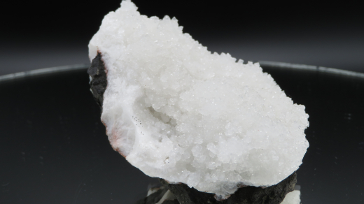 Schneeweiße Quarzkristalle auf Matrix, 240g, Wagholi / Indien