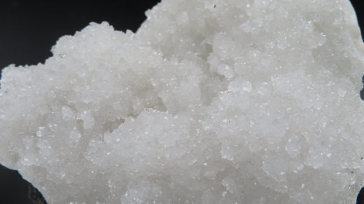 Schneeweiße Quarzkristalle auf Matrix, 240g, Wagholi / Indien