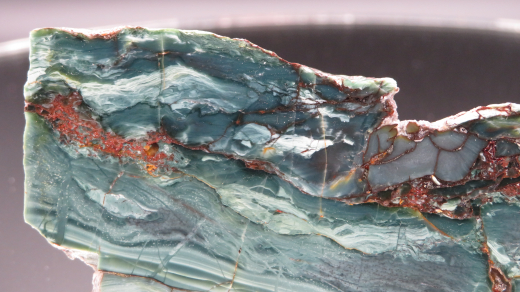 Gebänderter, grüner Jaspis mit Pyrit, Sumatra / Indonesien