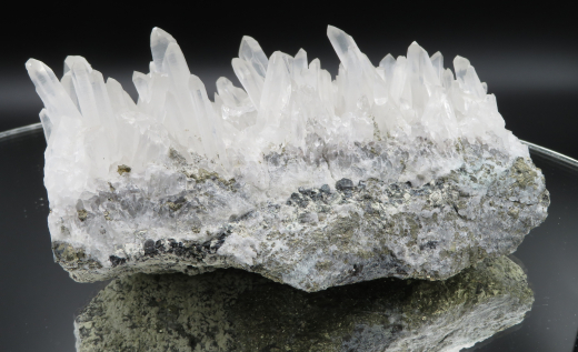 Schamanen-Quarz auf Pyrit 883g , Chifeng / Innere Mongolei