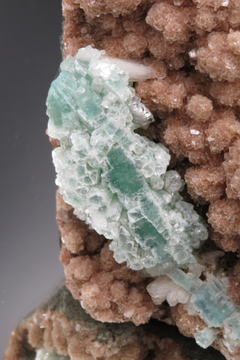 Fluorapophyllit-(K) Discokugeln auf Heulandit, 810g, Rahuri/Indien