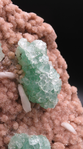 Fluorapophyllit-(K) Discokugeln auf Heulandit, 810g, Rahuri/Indien