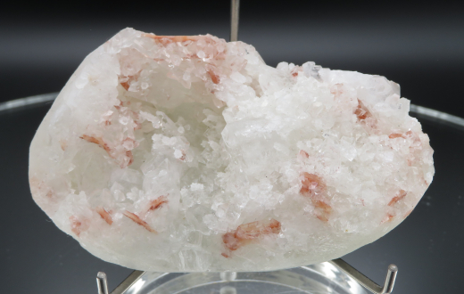 Roter Heulandit + weißer Prehnit auf Apophylit, 153g, Puna /Indien