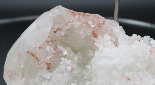 Roter Heulandit + weißer Prehnit auf Apophylit, 153g, Puna /Indien