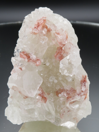 Roter Heulandit + weißer Prehnit auf Apophylit, 122g, Puna /Indien