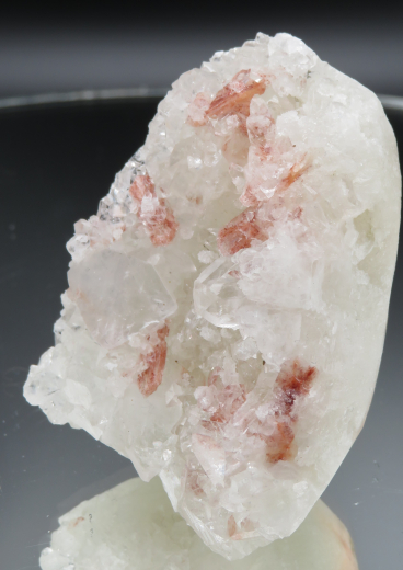 Roter Heulandit + weißer Prehnit auf Apophylit, 122g, Puna /Indien