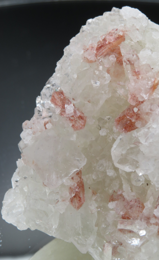 Roter Heulandit + weißer Prehnit auf Apophylit, 122g, Puna /Indien