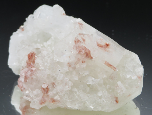 Roter Heulandit + weißer Prehnit auf Apophylit, 70g, Puna /Indien