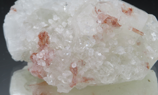 Roter Heulandit + weißer Prehnit auf Apophylit, 70g, Puna /Indien