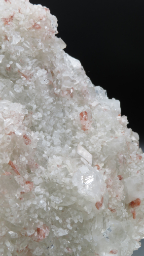 Museumsstufe roter Heulandit + weißer Prehnit auf Apophylit, 1752g, Puna /Indien