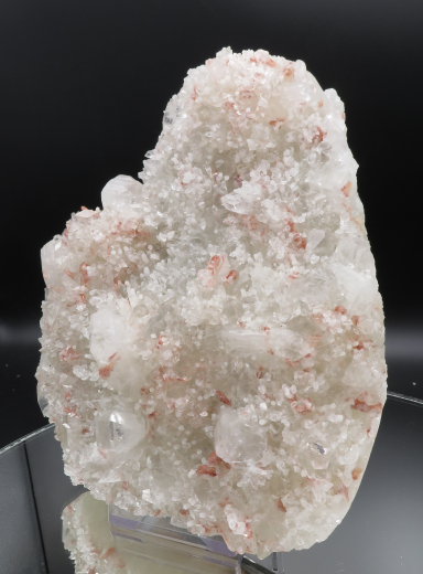 Museumsstufe roter Heulandit + weißer Prehnit auf Apophylit, 1752g, Puna /Indien