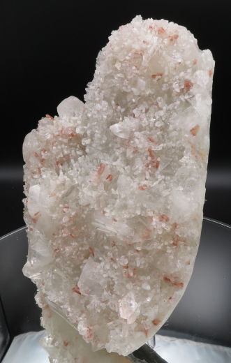 Museumsstufe roter Heulandit + weißer Prehnit auf Apophylit, 1752g, Puna /Indien