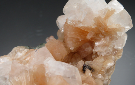 Stilbitbündel mit prismatischem Apophylit, 92g, Sangamner / Indien