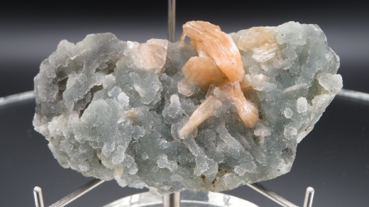 Oranger Stilbit auf blaugrünem Chalcedon, Nashik / Indien