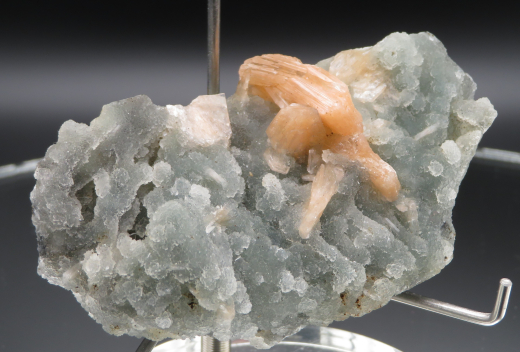 Oranger Stilbit auf blaugrünem Chalcedon, Nashik / Indien