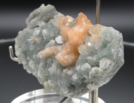 Oranger Stilbit auf blaugrünem Chalcedon, Nashik / Indien