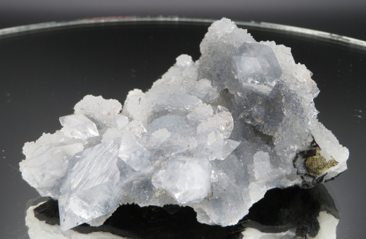 Glasklare Apophylit-Doppelender auf blaugrauem Chalcedon-Stalaktiten , Nashik /Indien