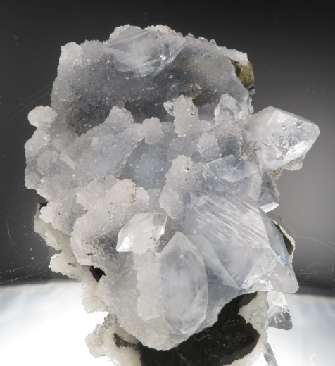 Glasklare Apophylit-Doppelender auf blaugrauem Chalcedon-Stalaktiten , Nashik /Indien